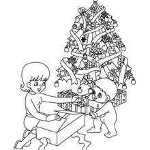 Kinder unter dem Weihnachtsbaum zum Ausmalen