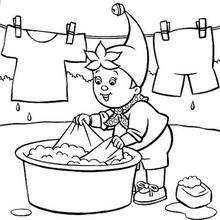 Noddy wäscht seine Kleidung mit der Hand