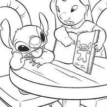 Lilo und Stitch lesen ein Buch