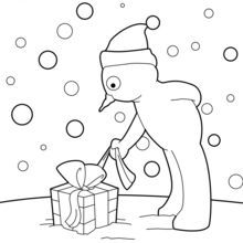 Schneemann öffnet sein Weihnachtsgeschenk